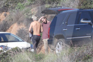 PEOPLE - Liam Hemsworth stürzt sich in die Wellen von Malibu