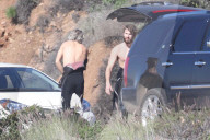 PEOPLE - Liam Hemsworth stürzt sich in die Wellen von Malibu
