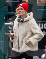 PEOPLE - Diane Kruger mit roter Mütze im kalten New York unterwegs
