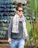 PEOPLE - Katie Holmes mit dem Dutt auf dem Kopf in Calabasas unterwegs