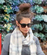 PEOPLE - Katie Holmes mit dem Dutt auf dem Kopf in Calabasas unterwegs