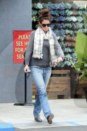 PEOPLE - Katie Holmes mit dem Dutt auf dem Kopf in Calabasas unterwegs