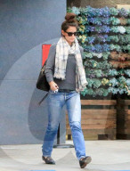 PEOPLE - Katie Holmes mit dem Dutt auf dem Kopf in Calabasas unterwegs