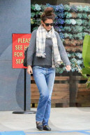 PEOPLE - Katie Holmes mit dem Dutt auf dem Kopf in Calabasas unterwegs