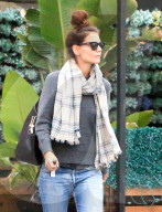 PEOPLE - Katie Holmes mit dem Dutt auf dem Kopf in Calabasas unterwegs