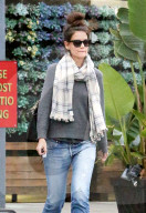 PEOPLE - Katie Holmes mit dem Dutt auf dem Kopf in Calabasas unterwegs