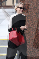 PEOPLE - Sharon Stone mit roten Schuhen in Beverly Hills unterwegs