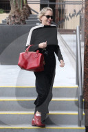 PEOPLE - Sharon Stone mit roten Schuhen in Beverly Hills unterwegs