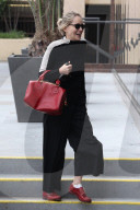 PEOPLE - Sharon Stone mit roten Schuhen in Beverly Hills unterwegs