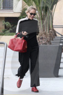 PEOPLE - Sharon Stone mit roten Schuhen in Beverly Hills unterwegs