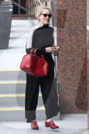 PEOPLE - Sharon Stone mit roten Schuhen in Beverly Hills unterwegs