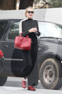 PEOPLE - Sharon Stone mit roten Schuhen in Beverly Hills unterwegs