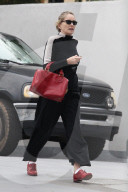 PEOPLE - Sharon Stone mit roten Schuhen in Beverly Hills unterwegs