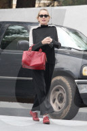 PEOPLE - Sharon Stone mit roten Schuhen in Beverly Hills unterwegs