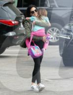 PEOPLE - Jenna Dewan schleppt den Nachwuchs durch die Nachbarschaft