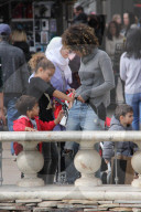 EXKLUSIV - Halle Berry amüsiert sich mit den Kids im Grove