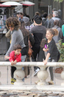 EXKLUSIV - Halle Berry amüsiert sich mit den Kids im Grove