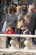 EXKLUSIV - Halle Berry amüsiert sich mit den Kids im Grove