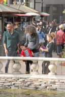 EXKLUSIV - Halle Berry amüsiert sich mit den Kids im Grove