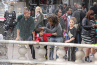 EXKLUSIV - Halle Berry amüsiert sich mit den Kids im Grove