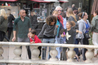 EXKLUSIV - Halle Berry amüsiert sich mit den Kids im Grove
