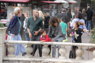 EXKLUSIV - Halle Berry amüsiert sich mit den Kids im Grove