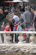 EXKLUSIV - Halle Berry amüsiert sich mit den Kids im Grove