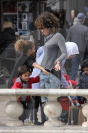EXKLUSIV - Halle Berry amüsiert sich mit den Kids im Grove