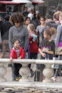 EXKLUSIV - Halle Berry amüsiert sich mit den Kids im Grove