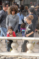 EXKLUSIV - Halle Berry amüsiert sich mit den Kids im Grove