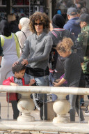 EXKLUSIV - Halle Berry amüsiert sich mit den Kids im Grove