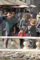 EXKLUSIV - Halle Berry amüsiert sich mit den Kids im Grove