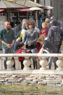 EXKLUSIV - Halle Berry amüsiert sich mit den Kids im Grove