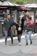 EXKLUSIV - Halle Berry amüsiert sich mit den Kids im Grove