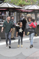 EXKLUSIV - Halle Berry amüsiert sich mit den Kids im Grove