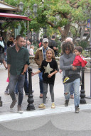 EXKLUSIV - Halle Berry amüsiert sich mit den Kids im Grove