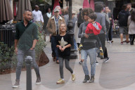 EXKLUSIV - Halle Berry amüsiert sich mit den Kids im Grove