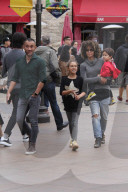 EXKLUSIV - Halle Berry amüsiert sich mit den Kids im Grove