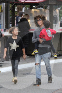 EXKLUSIV - Halle Berry amüsiert sich mit den Kids im Grove