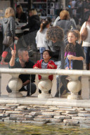 EXKLUSIV - Halle Berry amüsiert sich mit den Kids im Grove