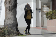 PEOPLE - Kourtney Kardashian versteckt sich hinter dem Täschchen