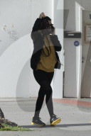 PEOPLE - Kourtney Kardashian versteckt sich hinter dem Täschchen