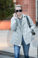 PEOPLE - Emma Roberts trägt den Verlobungsring wieder