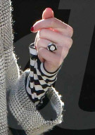 PEOPLE - Emma Roberts trägt den Verlobungsring wieder