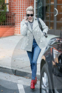 PEOPLE - Emma Roberts trägt den Verlobungsring wieder