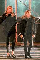 PEOPLE - Chloe Grace Moretz spaziert mit einer Freundin durch New York