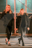PEOPLE - Chloe Grace Moretz spaziert mit einer Freundin durch New York