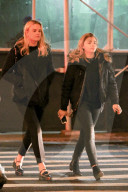 PEOPLE - Chloe Grace Moretz spaziert mit einer Freundin durch New York