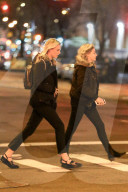 PEOPLE - Chloe Grace Moretz spaziert mit einer Freundin durch New York
