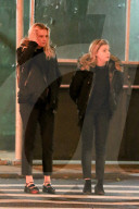 PEOPLE - Chloe Grace Moretz spaziert mit einer Freundin durch New York